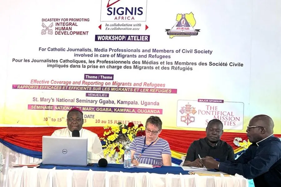 Mgr Emmanuel Adetoyese Badejo délivrant son message aux journalistes participant à la formation de l'Association catholique mondiale pour la communication, SIGNIS Afrique, sur le thème "Rendre compte de manière efficace et efficiente des migrants et des réfugiés". Crédit : Nigeria Catholic Network