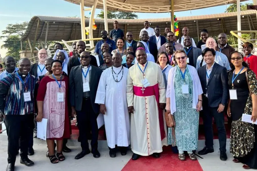 Le président du Comité épiscopal panafricain pour les communications sociales (CEPACS), Mgr Emmanuel Adetoyese Badejo, avec des journalistes catholiques d'Afrique lors d'une formation sur le thème "Rendre compte efficacement des migrants et des réfugiés" organisée en Ouganda par la région Afrique de l'Association catholique mondiale pour la communication (SIGNIS Afrique). Crédit : Fr. Dieu-Donne Kofi Davor/SIGNIS Afrique