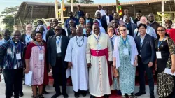 Le président du Comité épiscopal panafricain pour les communications sociales (CEPACS), Mgr Emmanuel Adetoyese Badejo, avec des journalistes catholiques d'Afrique lors d'une formation sur le thème "Rendre compte efficacement des migrants et des réfugiés" organisée en Ouganda par la région Afrique de l'Association catholique mondiale pour la communication (SIGNIS Afrique). Crédit : Fr. Dieu-Donne Kofi Davor/SIGNIS Afrique / 