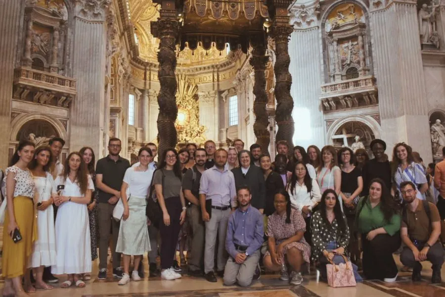 Les participants à l'Académie d'été d'EWTN posent pour une photo après une visite de la basilique Saint-Pierre à Rome. Crédit : EWTN / 