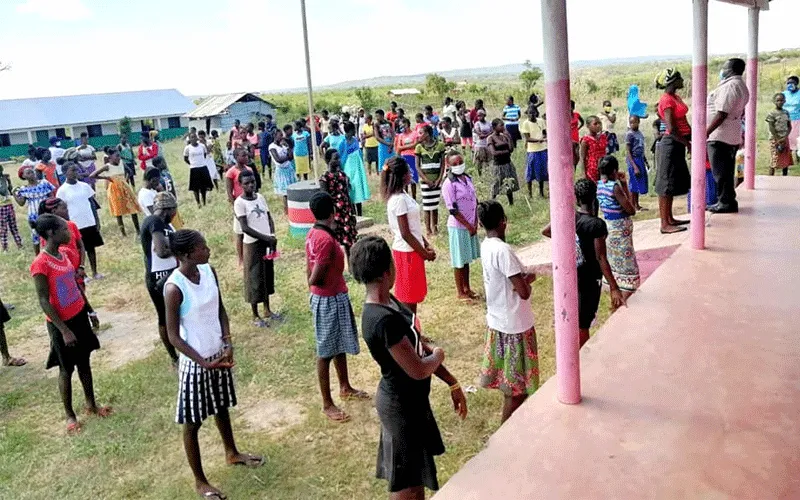 Des jeunes filles du comté de Kilifi assistent au lancement d'un programme visant à mettre fin aux grossesses chez les adolescentes, organisé par le diocèse catholique de Malindi à l'occasion de la Journée internationale des filles. Diocèse de Malindi/Page Facebook