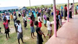 Des jeunes filles du comté de Kilifi assistent au lancement d'un programme visant à mettre fin aux grossesses chez les adolescentes, organisé par le diocèse catholique de Malindi à l'occasion de la Journée internationale des filles. / Diocèse de Malindi/Page Facebook