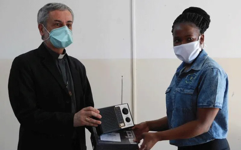 Mgr Jose Luis Gerardo Ponce de León offre un poste de radio à une bénéficiaire de l'initiative d'intervention COVID-19 entreprise dans le pays à un seul diocèse. Diocèse de Manzini