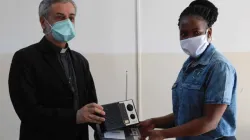 Mgr Jose Luis Gerardo Ponce de León offre un poste de radio à une bénéficiaire de l'initiative d'intervention COVID-19 entreprise dans le pays à un seul diocèse. / Diocèse de Manzini