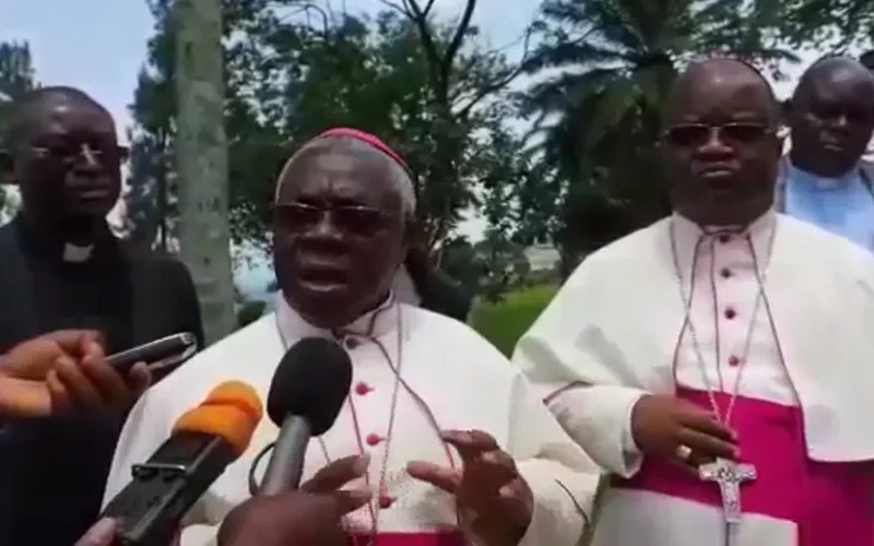 Mgr François-Xavier Maroy Rusengo, s'adressant aux journalistes après une rencontre avec le gouverneur du Nord-Kivu le 9 mars 2022.