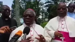 Mgr François-Xavier Maroy Rusengo, s'adressant aux journalistes après une rencontre avec le gouverneur du Nord-Kivu le 9 mars 2022. / 