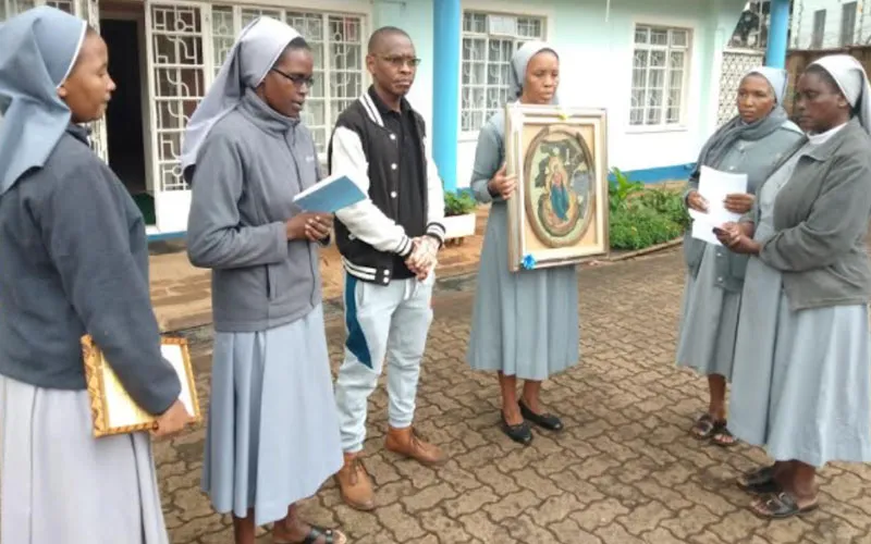 La Mère Supérieure de la Congrégation des Sœurs de la Charité de l'Immaculée Conception d'Ivrea à Nairobi, Kenya, Sr. Leocadia N. Joseph (tenant l'image miraculeuse), pose pour une photo avec d'autres sœurs et le laïc Victor Isaacs à l'extérieur de leur couvent à Westlands, Nairobi après avoir reçu l'image miraculeuse de Marie de Tanzanie. Crédit : ACI Afrique.