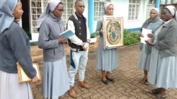 La Mère Supérieure de la Congrégation des Sœurs de la Charité de l'Immaculée Conception d'Ivrea à Nairobi, Kenya, Sr. Leocadia N. Joseph (tenant l'image miraculeuse), pose pour une photo avec d'autres sœurs et le laïc Victor Isaacs à l'extérieur de leur couvent à Westlands, Nairobi après avoir reçu l'image miraculeuse de Marie de Tanzanie. Crédit : ACI Afrique. / 