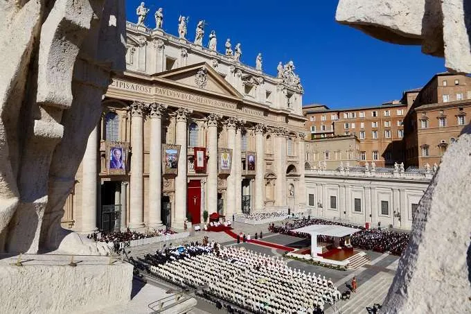 Une messe sur la place Saint-Pierre pour la canonisation de 35 saints le 15 octobre 2017. Daniel Ibanez/CNA.