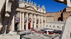 Une messe sur la place Saint-Pierre pour la canonisation de 35 saints le 15 octobre 2017. / Daniel Ibanez/CNA.