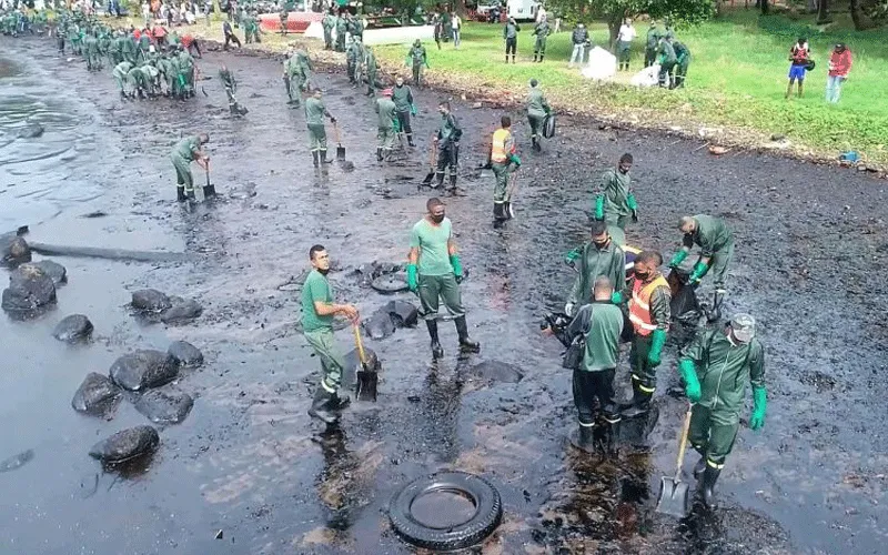 Une équipe de nettoyage confrontée à la marée noire de la Rivière des Créoles à l'île Maurice. Une épaisse couche de crasse a inondé les lagons, les habitats marins et les plages vierges de l'île Maurice. Domaine public