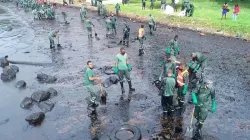 Une équipe de nettoyage confrontée à la marée noire de la Rivière des Créoles à l'île Maurice. Une épaisse couche de crasse a inondé les lagons, les habitats marins et les plages vierges de l'île Maurice. / Domaine public