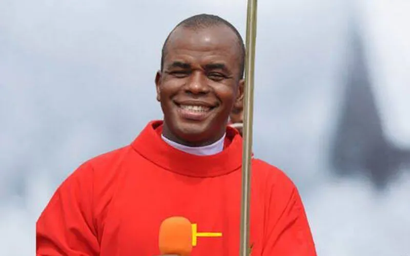 Le père Ejike Mbaka a refait surface mercredi 5 mai après avoir été porté disparu. Ses partisans avaient pris d'assaut la résidence de l'évêque pour demander où il se trouvait.