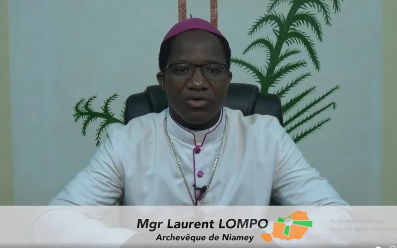 Mgr Djalwana Laurent Lompo, archevêque du Niger, présentant un message de bonne volonté aux fidèles musulmans. Crédit : Courtesy Photo