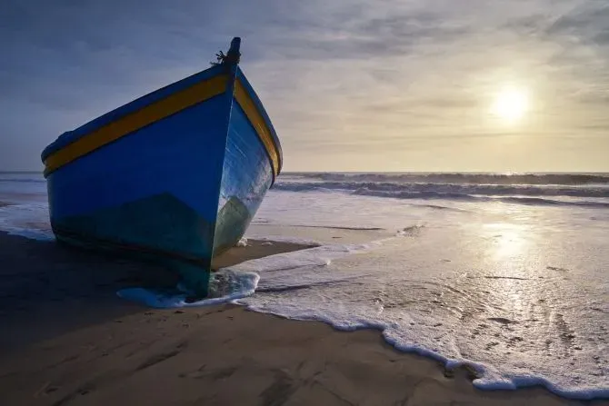 Un bateau de migrants sur la plage de Camposoto San Fernando, à Cadix, en Espagne. | Crédit photo : Shutterstoc