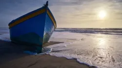 Un bateau de migrants sur la plage de Camposoto San Fernando, à Cadix, en Espagne. | Crédit photo : Shutterstoc / 