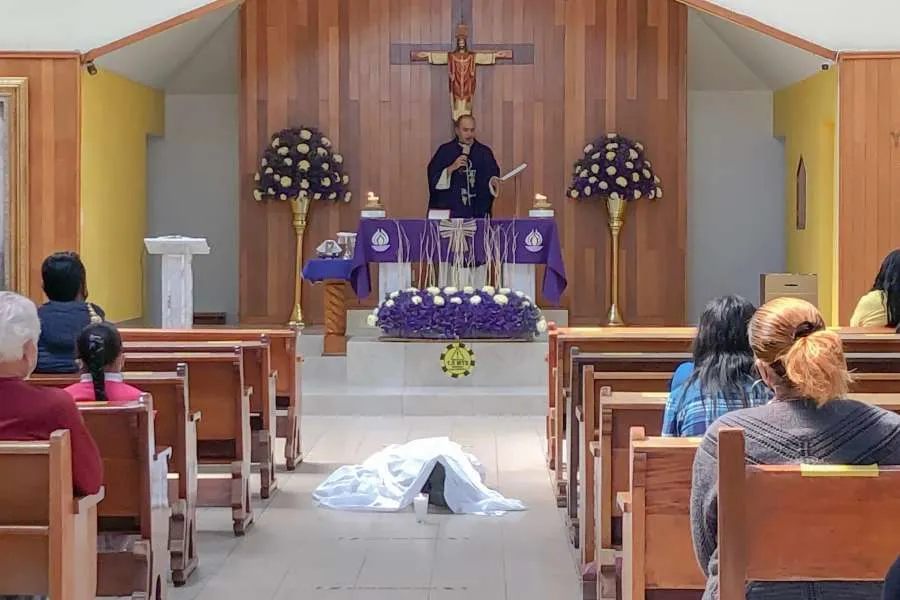 Le père Sajid Lozano dit une messe de funérailles pour Juan, dont le corps se trouve dans la nef, dans la paroisse Jesus the Priest à Mexico, le 21 février 2021. Photo avec l'aimable autorisation du père Lozano.