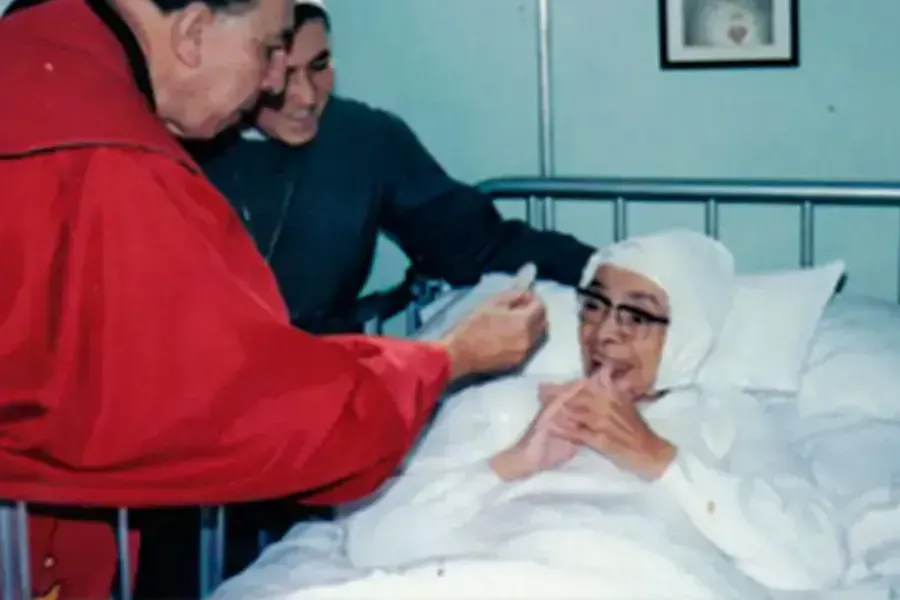 Mère María Berenice reçoit l'Eucharistie pendant une période de maladie. Hermanitas de la Anunciación.