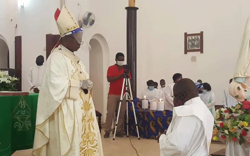 Mgr Inácio Saure lors de l'ordination sacerdotale du père Ramiro Xavier da Rosa à la cathédrale Notre-Dame de Fatima de l'archidiocèse de Nampula. Archidiocèse de Nampula/Page Facebook