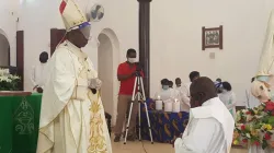 Mgr Inácio Saure lors de l'ordination sacerdotale du père Ramiro Xavier da Rosa à la cathédrale Notre-Dame de Fatima de l'archidiocèse de Nampula. / Archidiocèse de Nampula/Page Facebook