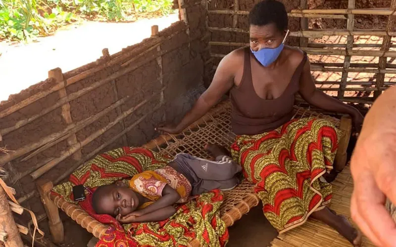 Une mère et son enfant à l'intérieur d'une maison sans porte dans l'archidiocèse catholique de Nampula/ Crédit : Denis Hurley Peace Institute