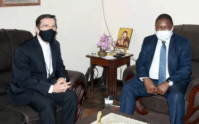 Mgr Luis Fernando Lisboa (à gauche) et le président Felipe Nyusi (à droite) lors de la réunion du 31 août au palais épiscopal du diocèse de Pemba. Domaine public