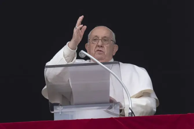 Le pape François donne une bénédiction après avoir prononcé son discours de l'Angélus aux pèlerins rassemblés sur la place Saint-Pierre, le 26 décembre 2023. | Crédit : Vatican Media