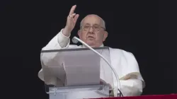 Le pape François donne une bénédiction après avoir prononcé son discours de l'Angélus aux pèlerins rassemblés sur la place Saint-Pierre, le 26 décembre 2023. | Crédit : Vatican Media / 