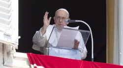 Le pape François s'adresse à la foule rassemblée sur la place Saint-Pierre le 15 août 2023, pour la récitation de l'Angélus lors de la solennité de l'Assomption de la Bienheureuse Vierge Marie. | Vatican Media / 