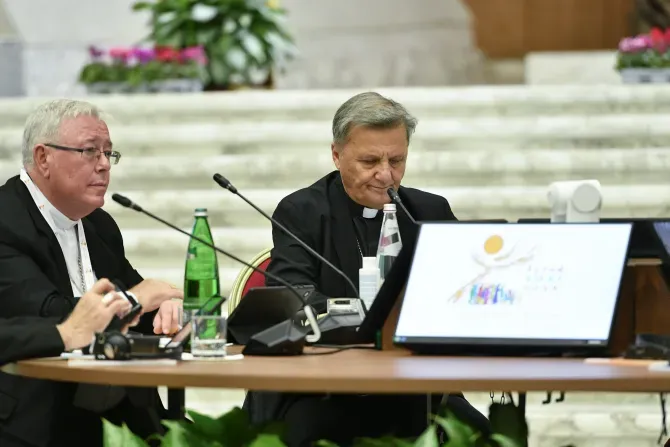 Le cardinal Jean-Claude Hollerich (à gauche), rapporteur général du Synode sur la synodalité, et le cardinal Mario Grech, secrétaire général du Synode, lors de la congrégation générale du 9 octobre 2023. | Crédit : Vatican Media / 