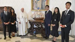 Le pape François pose à côté d'un modèle miniature d'un navire avec le président de Madagascar Andry Nirina Rajoelina et sa famille dans le palais apostolique du Vatican le 17 août 2023. | Vatican Media. / 