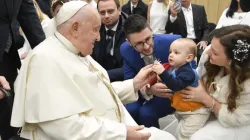 Le pape François salue les pèlerins lors de l'audience générale du mercredi 10 janvier 2024. | Crédit : Vatican Media / 