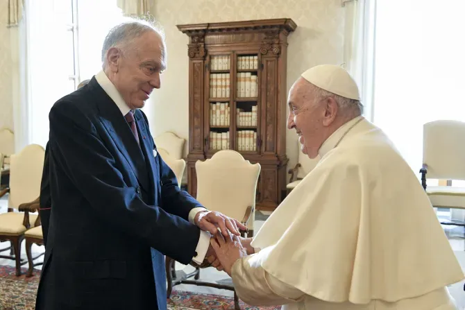 Le pape François rencontre le président du Congrès juif mondial, Ronald S. Lauder, au Vatican, le 19 octobre 2023. | Crédit : Vatican Media / 