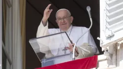 Le pape François salue la foule rassemblée sur la place Saint-Pierre pour son discours de l'Angélus, le 24 septembre 2023. | Vatican Media / 