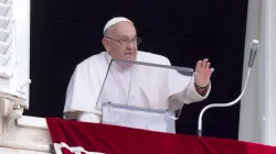 Le pape François salue la foule rassemblée sur la place Saint-Pierre pour écouter son discours de l'Angélus, dimanche 9 juin 2024. / 