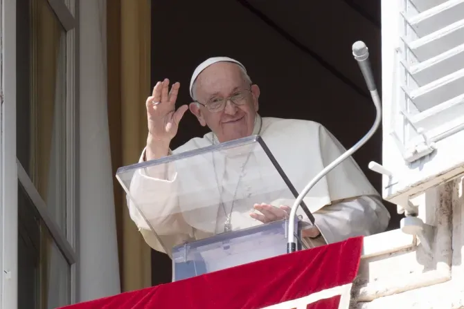 Le pape François salue depuis une fenêtre du Palais apostolique lors de son discours dominical hebdomadaire et de l'Angélus, le 8 octobre 2023. Il a parlé de l'importance de la gratitude pour les dons reçus, en particulier les dons de la vie et de la foi de Dieu. | Vatican Media.