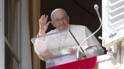 Le pape François salue depuis une fenêtre du Palais apostolique lors de son discours dominical hebdomadaire et de l'Angélus, le 8 octobre 2023. Il a parlé de l'importance de la gratitude pour les dons reçus, en particulier les dons de la vie et de la foi de Dieu. | Vatican Media. / 