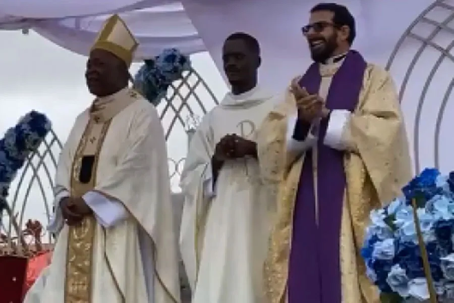 Mgr Filomeno do Nascimento Vieira Dias avec le nouveau curé de la nouvelle paroisse Sainte-Thérèse de l'Enfant Jésus, le père Dinis Bezerra da Silva. Crédit : Radio Ecclesia Angola