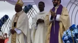 Mgr Filomeno do Nascimento Vieira Dias avec le nouveau curé de la nouvelle paroisse Sainte-Thérèse de l'Enfant Jésus, le père Dinis Bezerra da Silva. Crédit : Radio Ecclesia Angola / 