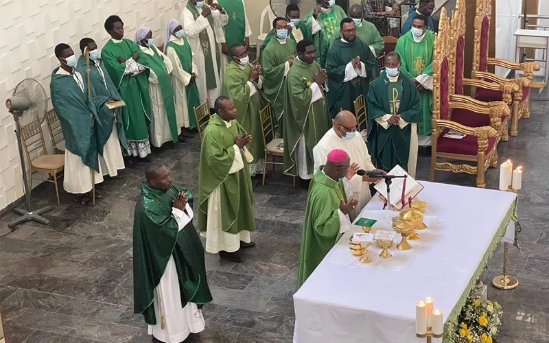 Mgr Ignatius Ayau Kaigama pendant la messe à la paroisse Sainte-Croix Gwarinpa de l'archidiocèse d'Abuja. Crédit : Archidiocèse d'Abuja