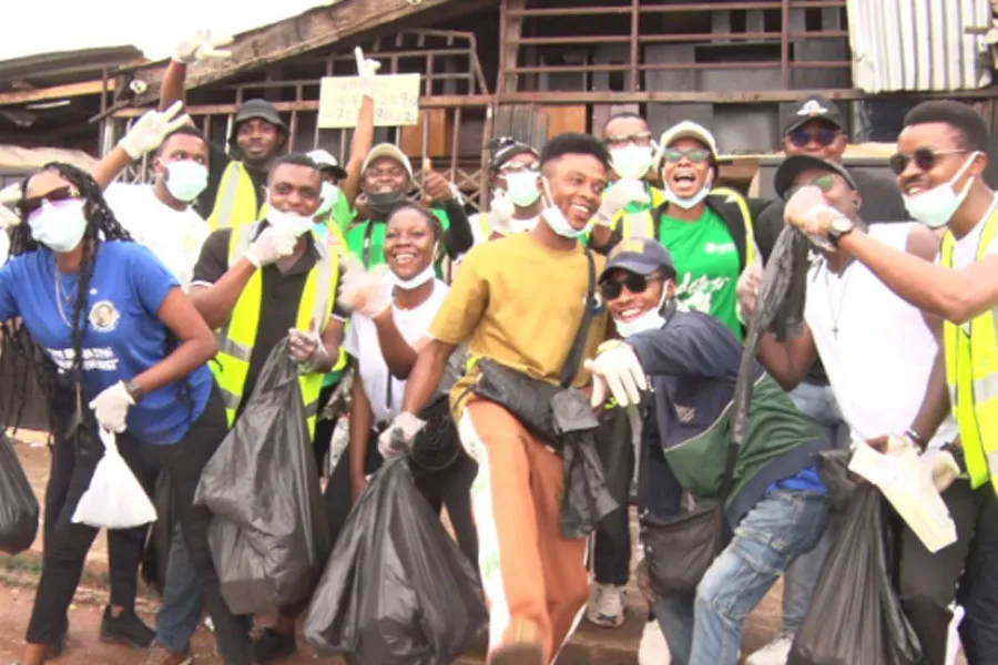 Membres de l'Organisation de la jeunesse catholique du Nigeria (CYON) de l'archidiocèse catholique d'Abuja lors de la campagne de sensibilisation contre la pollution plastique afin d'atténuer le changement climatique. Crédit : ACI Afrique