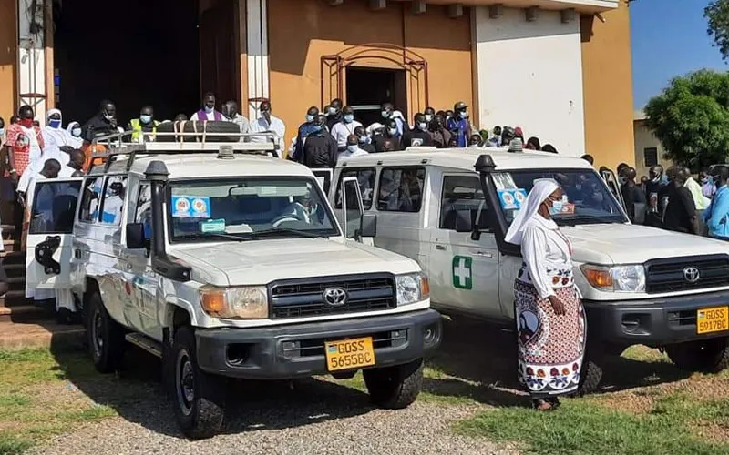 Deux véhicules transportant les dépouilles de Sœur Mary Daniel Abut et de Sœur Regina Roba sont garés devant la cathédrale St Theresa's Kator de l'archidiocèse de Juba, au Sud-Soudan, où leur messe funéraire a eu lieu avant d'être enterrées le 20 août 2021. Crédit : P. John Lo'boka Morris, Apôtres de Jésus/Juba