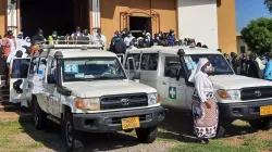 Deux véhicules transportant les dépouilles de Sœur Mary Daniel Abut et de Sœur Regina Roba sont garés devant la cathédrale St Theresa's Kator de l'archidiocèse de Juba, au Sud-Soudan, où leur messe funéraire a eu lieu avant d'être enterrées le 20 août 2021. Crédit : P. John Lo'boka Morris, Apôtres de Jésus/Juba / 