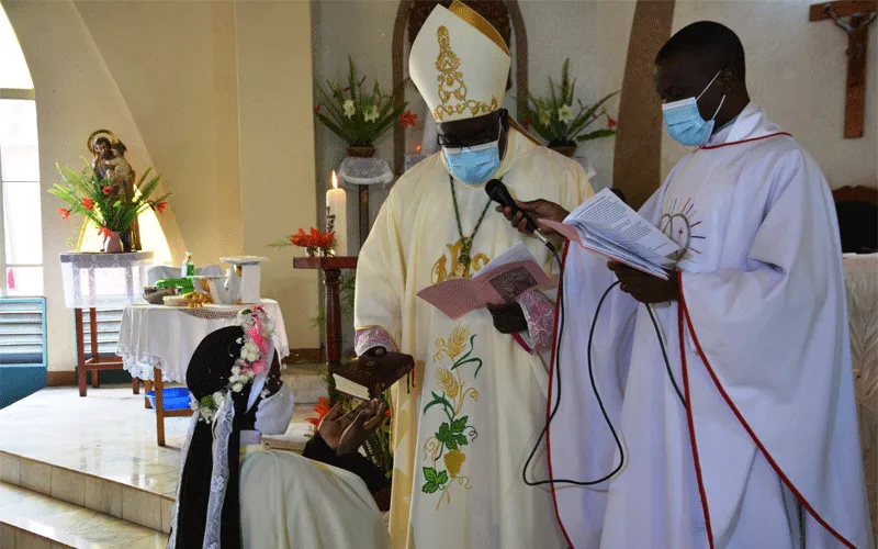 Mgr George Desmond Tambala, évêque du diocèse de Zomba, remettant la Bible à Sœur Luciette Marie après qu'elle ait prononcé ses vœux perpétuels. Diocèse de Zomba