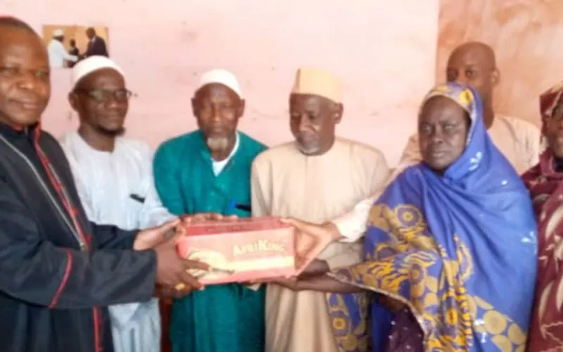 Le cardinal Dieudonné Nzapalainga a rendu visite au président du Conseil supérieur islamique de la République centrafricaine (CSISCA), l'imam Mahamat Deleris, et lui a fait don de produits alimentaires de base. Crédit : Archidiocèse de Bangui / 