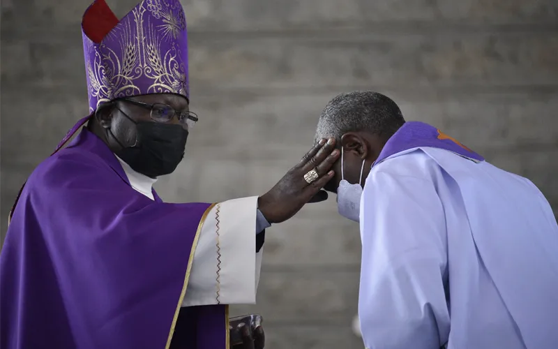 Mgr John Oballa Owaa place des cendres sur le front d'un prêtre pendant la messe du mercredi des cendres. Crédit : Diocèse de Ngong / 