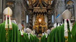 Les évêques entrent dans la basilique Saint-Pierre pour la messe de clôture de la première assemblée du Synode sur la synodalité, le 29 octobre 2023. | Vatican Media / 