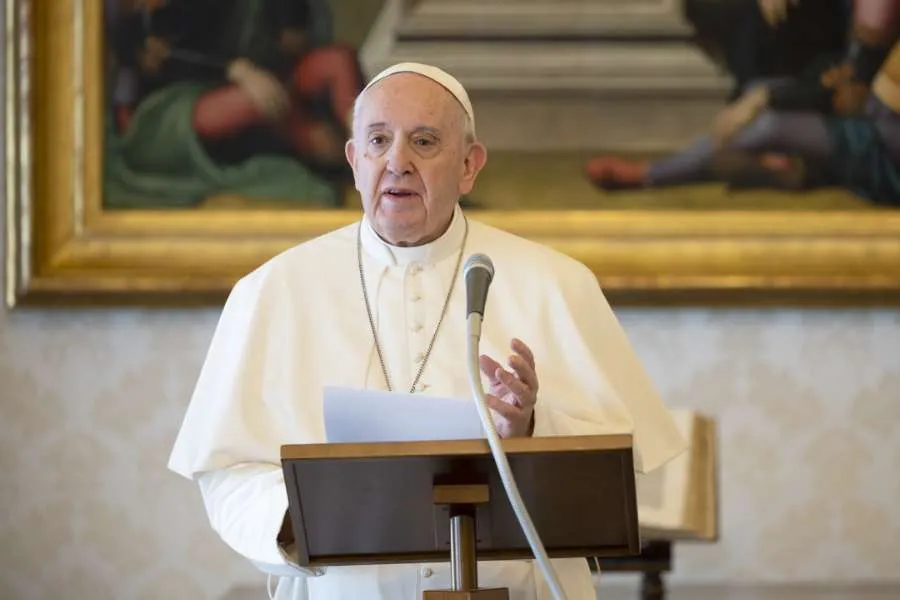 Le pape François prononce son discours dans la bibliothèque du Palais Apostolique. Vatican Media