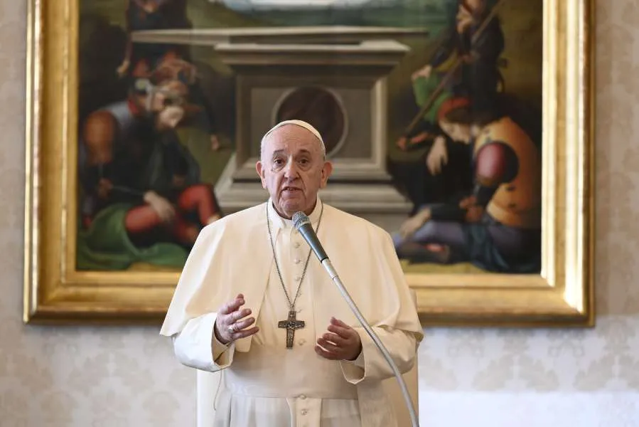 Le pape François s'exprime lors d'une audience générale dans la bibliothèque du Palais Apostolique. Vatican Media.