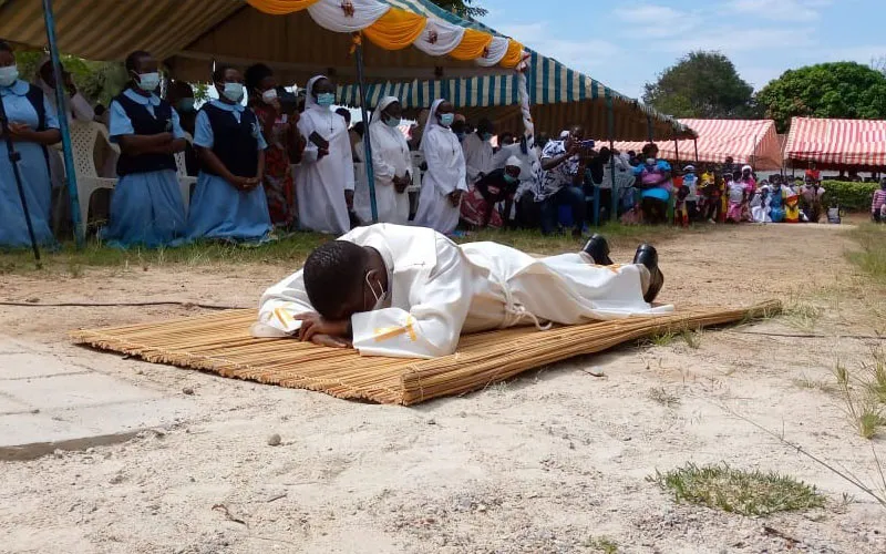 Le père Stephen Otieno Makagutu lors de l'ordination qui a eu lieu à la paroisse catholique St. Peter Claver's Lwak de l'archidiocèse de Kisumu au Kenya.